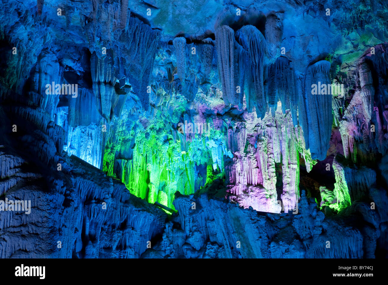 Le magnifiquement illuminés Flûte de grottes situé dans la région de Guilin, Guangxi Provine, Chine Banque D'Images