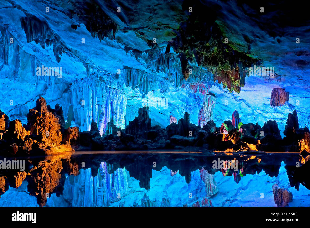 Le magnifiquement illuminés Flûte Caves affichant le "Crystal Palace du Roi Dragon' formations. Guilin, Chine Banque D'Images