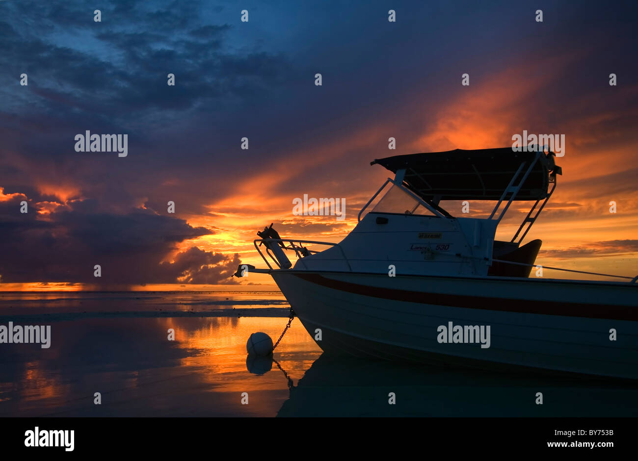 Voile au coucher du soleil, au nord ouest de l'Île, Capricorne, Groupe Bunker le sud de Great Barrier Reef Marine Park, Queensland, Australie. Pas de PR Banque D'Images