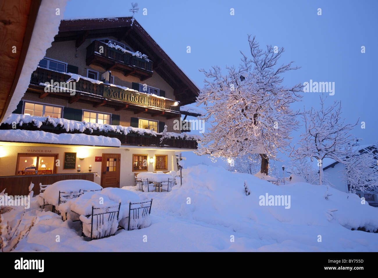 Jardin de neige, l'Hôtel Hotel Restaurant, Hirschegg Kleinwalsertal,, Vorarlberg, Autriche Banque D'Images