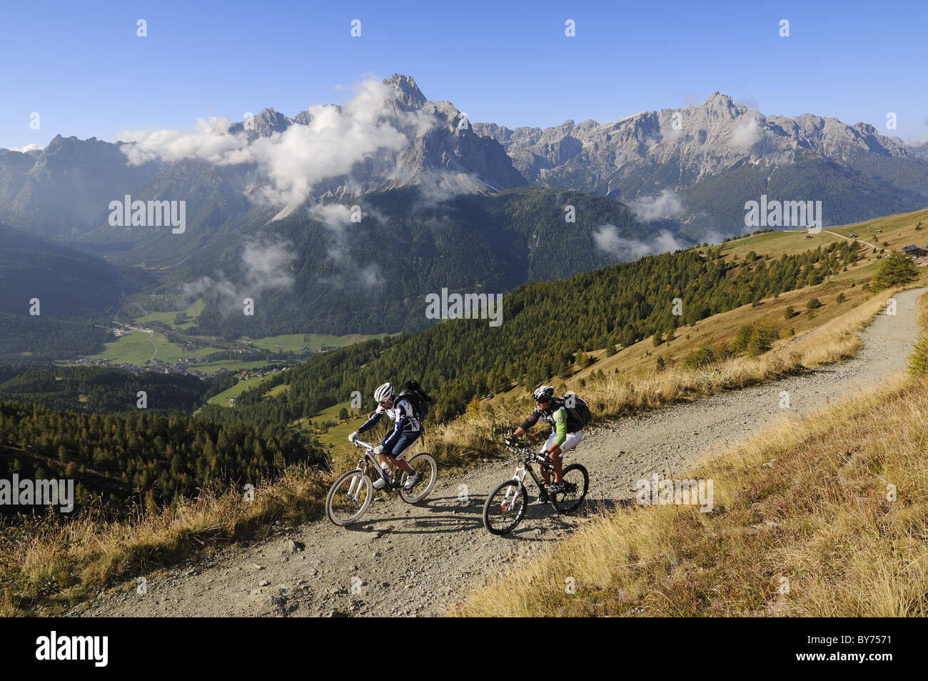 Les gens sur des vtt à Karnischer Hoehenweg, Val Pusteria, Dolomites, Tyrol du Sud, Italie, Europe Banque D'Images