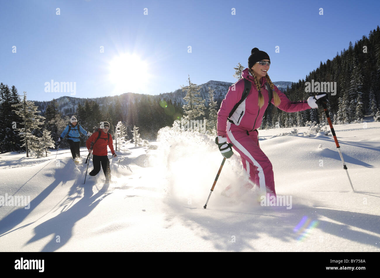 Les gens de raquette en paysage enneigé, Hemmersuppenalm, Reit im Winkl, Chiemgau, Haute-Bavière, Bavaria, Germany, Europe Banque D'Images