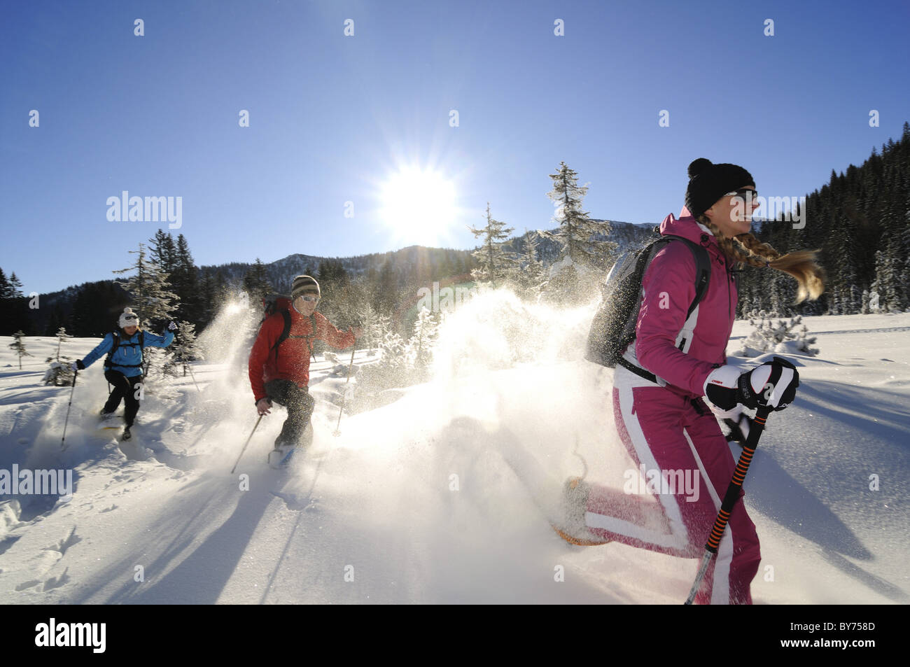 Les gens de raquette en paysage enneigé, Hemmersuppenalm, Reit im Winkl, Chiemgau, Haute-Bavière, Bavaria, Germany, Europe Banque D'Images