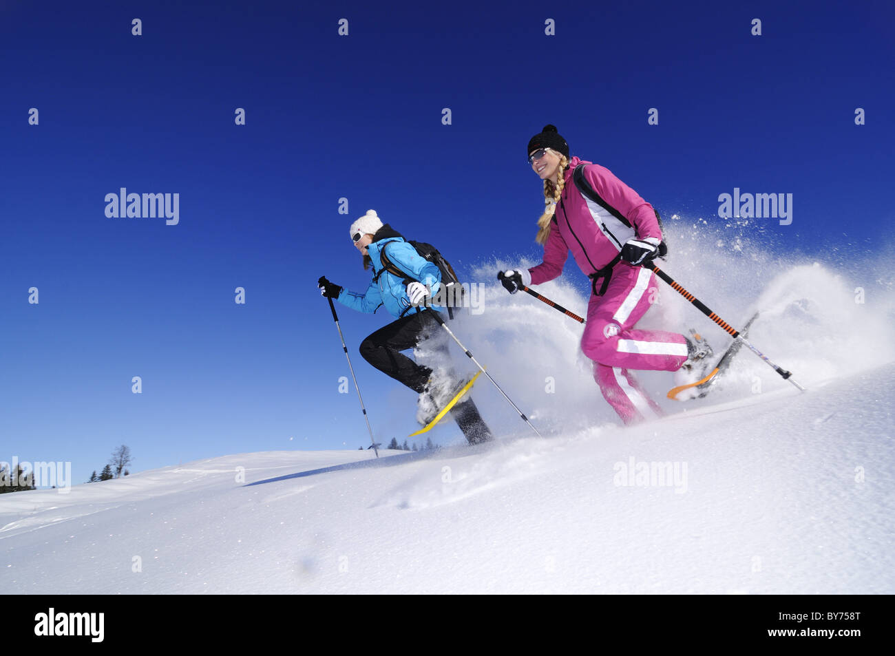 Les jeunes femmes de la raquette, Hemmersuppenalm, Reit im Winkl, Chiemgau, Haute-Bavière, Bavaria, Germany, Europe Banque D'Images