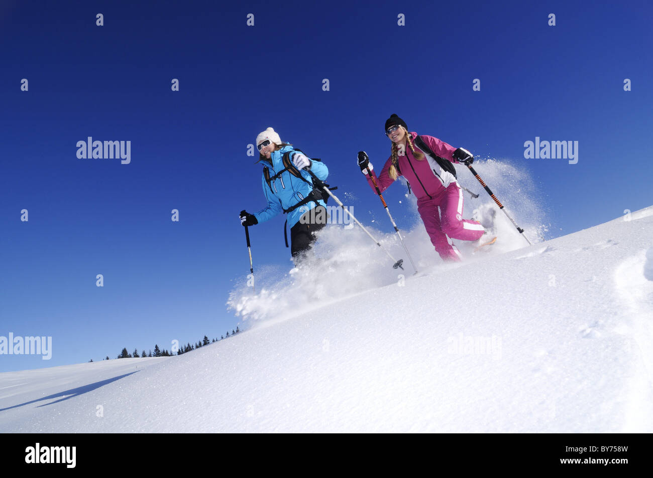 Les jeunes femmes de la raquette, Hemmersuppenalm, Reit im Winkl, Chiemgau, Haute-Bavière, Bavaria, Germany, Europe Banque D'Images