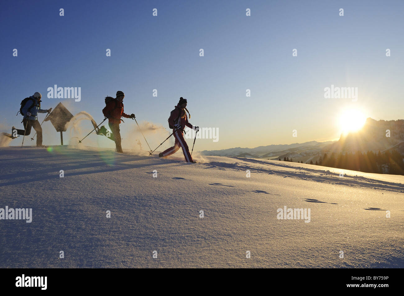 Les gens de raquette en paysage enneigé, Eggenalm, Reit im Winkl, Chiemgau, Haute-Bavière, Bavaria, Germany, Europe Banque D'Images