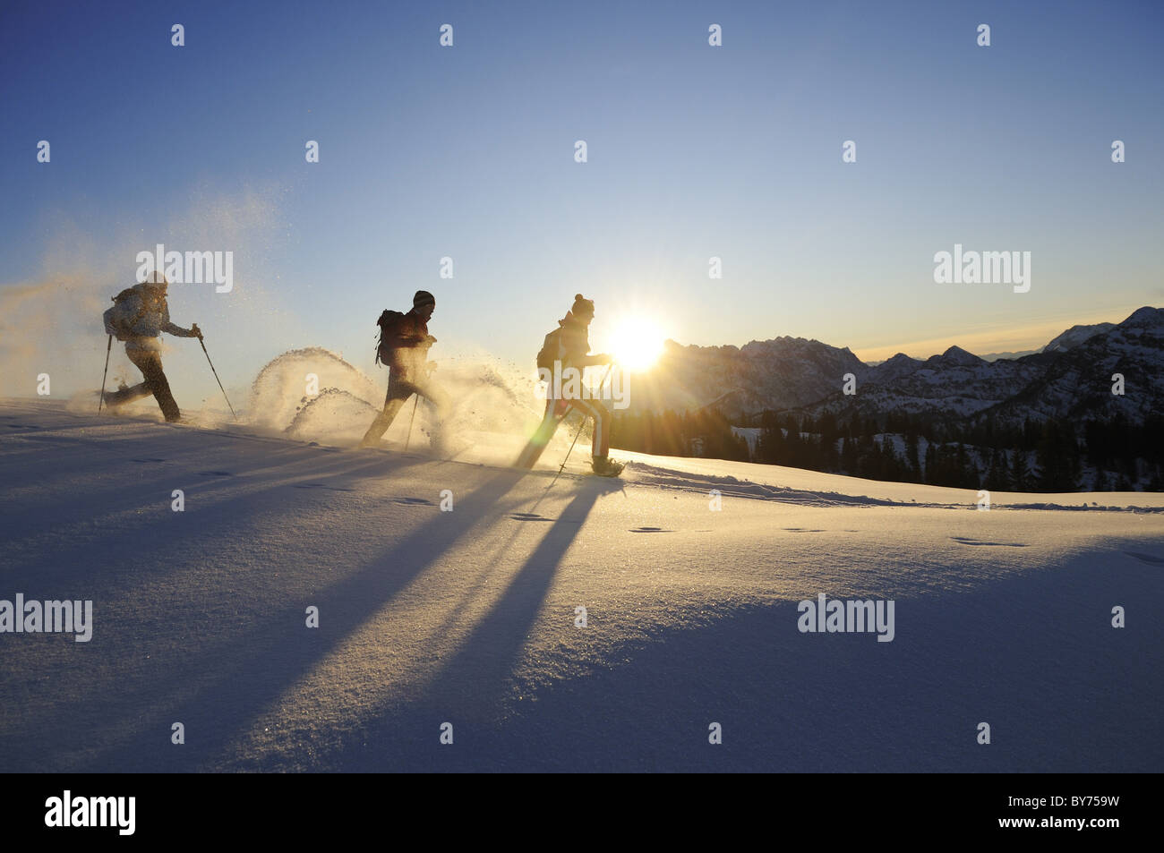 Les gens de raquette en paysage enneigé, Eggenalm, Reit im Winkl, Chiemgau, Haute-Bavière, Bavaria, Germany, Europe Banque D'Images