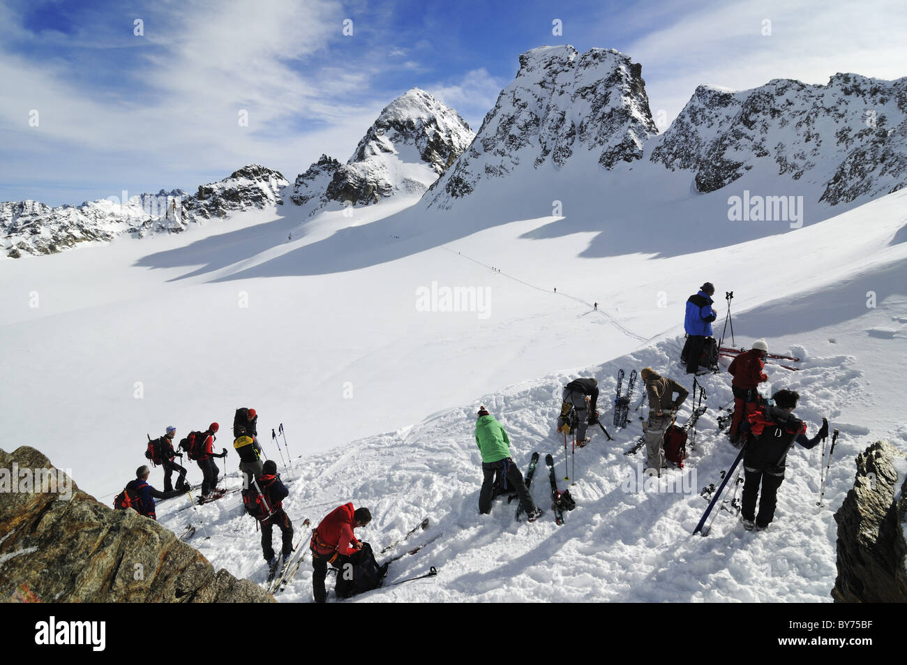 Ski alpinisme se reposer sur leur façon de Piz Buin, Engadine, Grisons, Suisse, Europe Banque D'Images