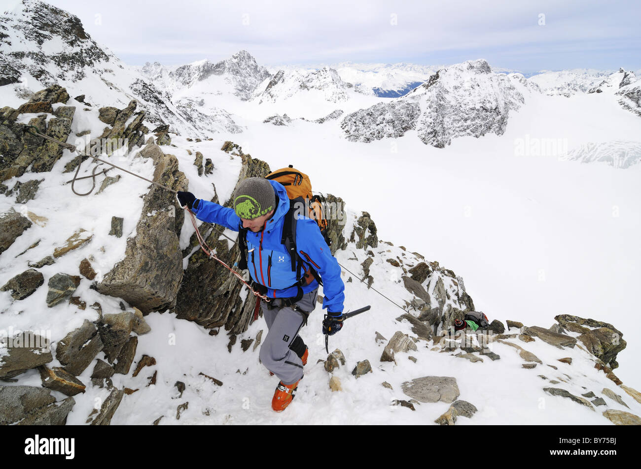 Ski alpinisme sur leur façon de Piz Buin, Engadine, Grisons, Suisse, Europe Banque D'Images