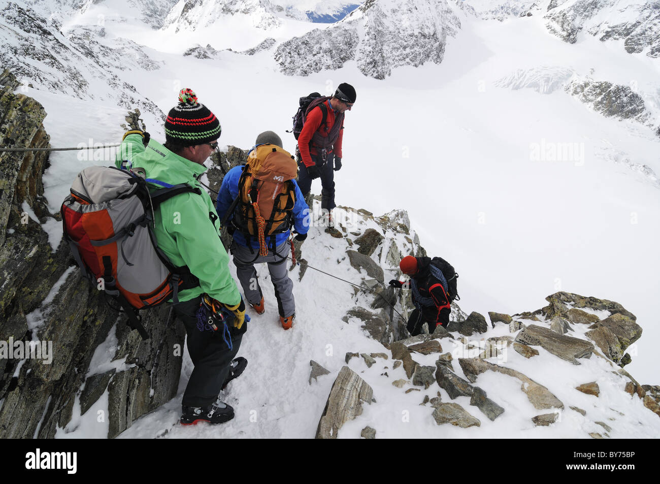 Ski alpinisme sur leur façon de Piz Buin, Engadine, Grisons, Suisse, Europe Banque D'Images