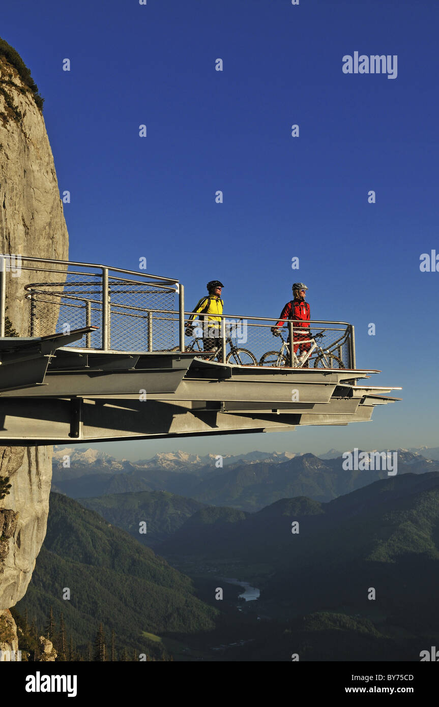 Les gens sur des vélos de montagne sur l'affichage de la plate-forme à Triassic Park, Munich, Bavaria, Germany, Europe Banque D'Images