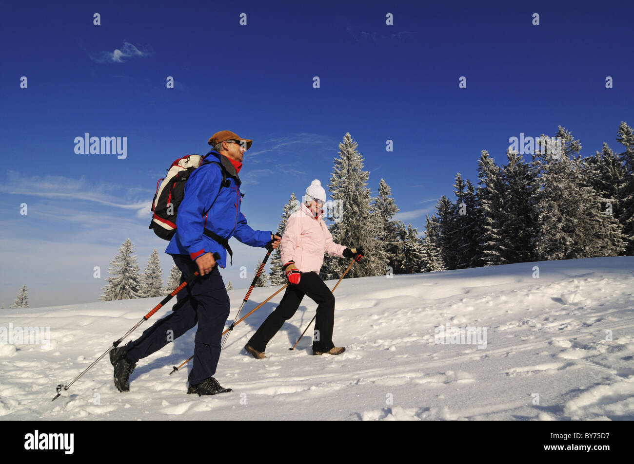 Les gens de la randonnée sur sentier de randonnée d''hiver dans paysage de neige, Hemmersuppenalm, Reit im Winkl, Chiemgau, Bavaria, Germany, Europe Banque D'Images