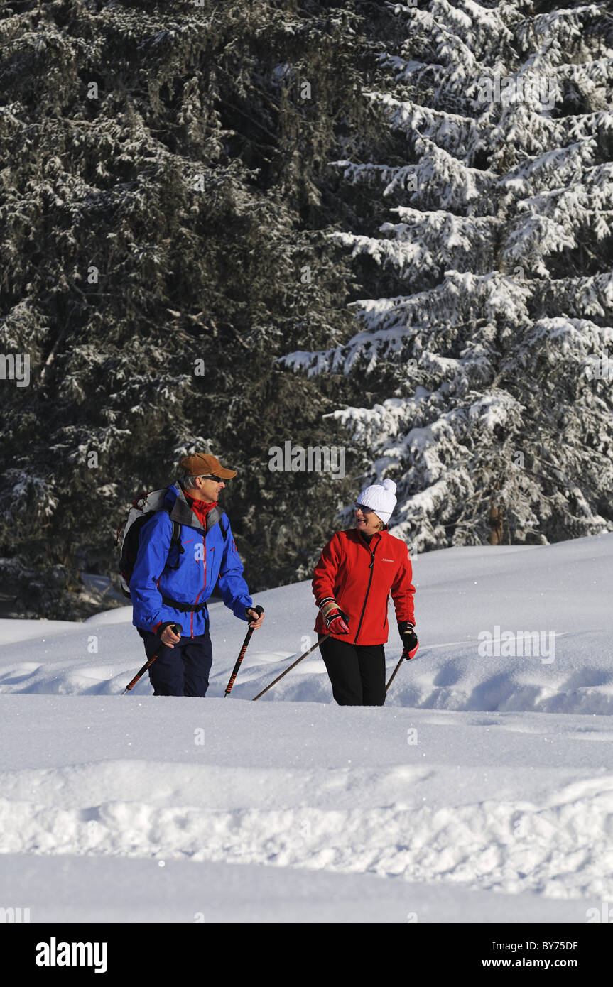 Les gens de la randonnée sur sentier de randonnée d''hiver dans paysage de neige, Hemmersuppenalm, Reit im Winkl, Chiemgau, Bavaria, Germany, Europe Banque D'Images