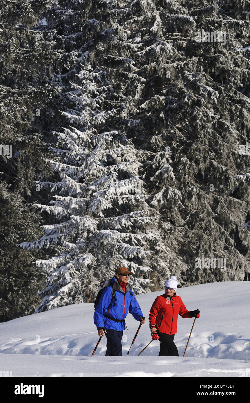 Les gens de la randonnée sur sentier de randonnée d''hiver dans paysage de neige, Hemmersuppenalm, Reit im Winkl, Chiemgau, Bavaria, Germany, Europe Banque D'Images
