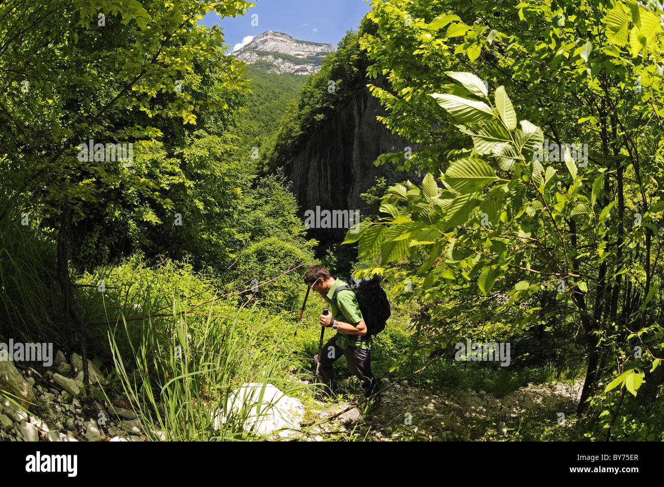 Randonneur avec sac à dos dans le pays, Caramanico Terme Orfento, gorge, le Parc National de la Maiella, Abruzzes, Italie, Europe Banque D'Images