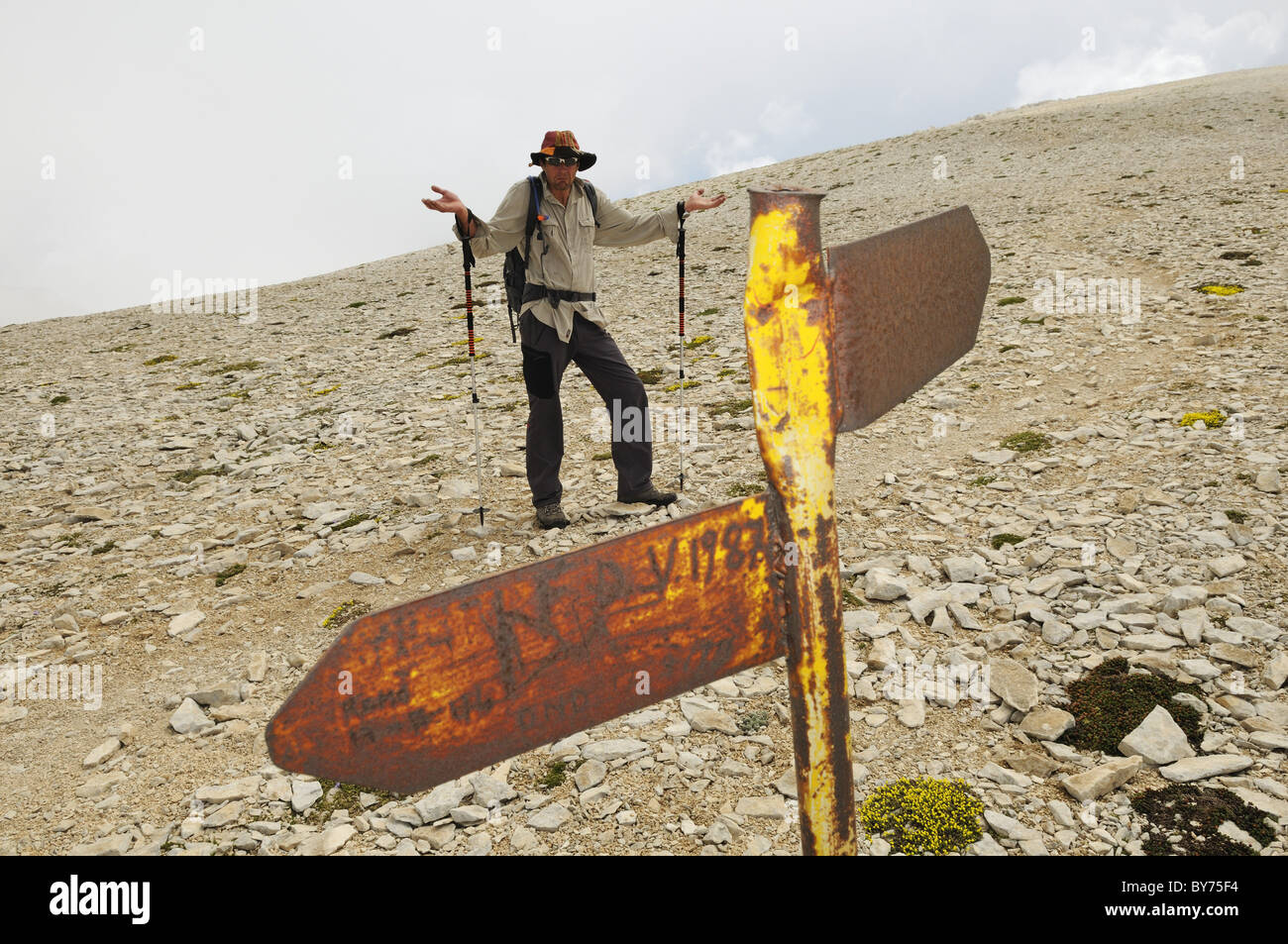 Randonneur sans défense au plateau sommital du Monte Amaro, Caramanico Terme, le Parc National de la Maiella, Abruzzes, Italie, Europe Banque D'Images