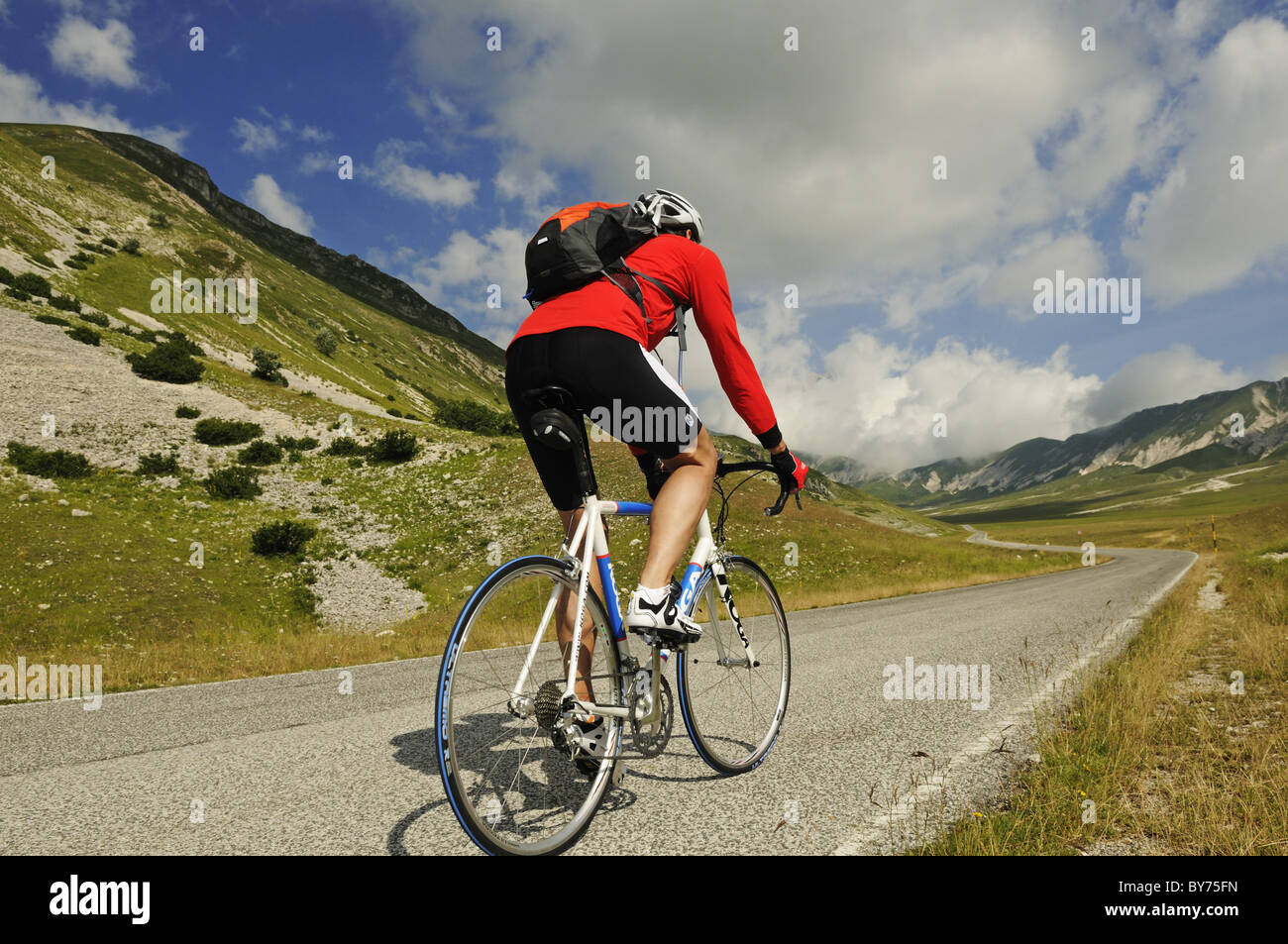 Cycliste à Campo Imperatore, sommet de Corno Grande, Parc National Gran Sasso, Abruzzes, Italie, Europe Banque D'Images
