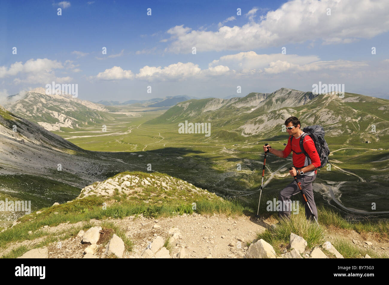 Randonneur à Carno Grande, Campo Imperatore, Parc National Gran Sasso, Abruzzes, Italie, Europe Banque D'Images