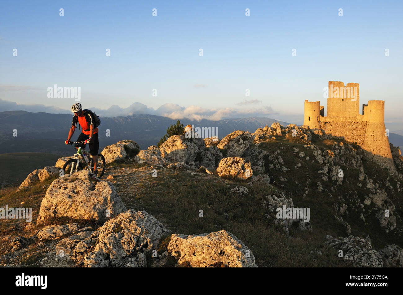 Du vélo de montagne en face du château de Rocca Calascio, Campo Imperatore, Parc National Gran Sasso, Abruzzes, Italie, Europe Banque D'Images