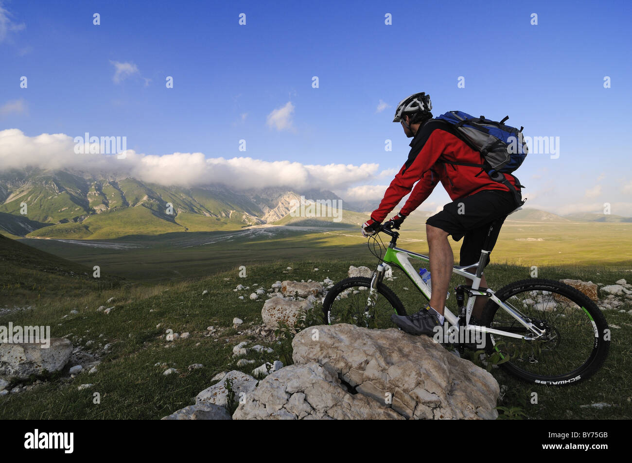 Mountain biker looking at view at Scindarella, Campo Imperatore, Parc National Gran Sasso, Abruzzes, Italie, Europe Banque D'Images