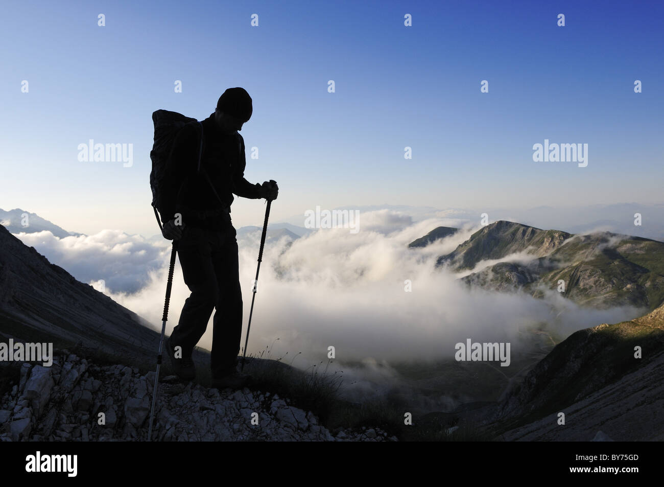 Randonneur à Corno Grande au lever du soleil, Campo Imperatore, Parc National Gran Sasso, Abruzzes, Italie, Europe Banque D'Images