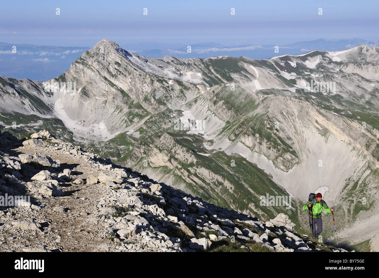 Mountaineer à Corno Grande, Parc National Gran Sasso, Abruzzes, Italie, Europe Banque D'Images