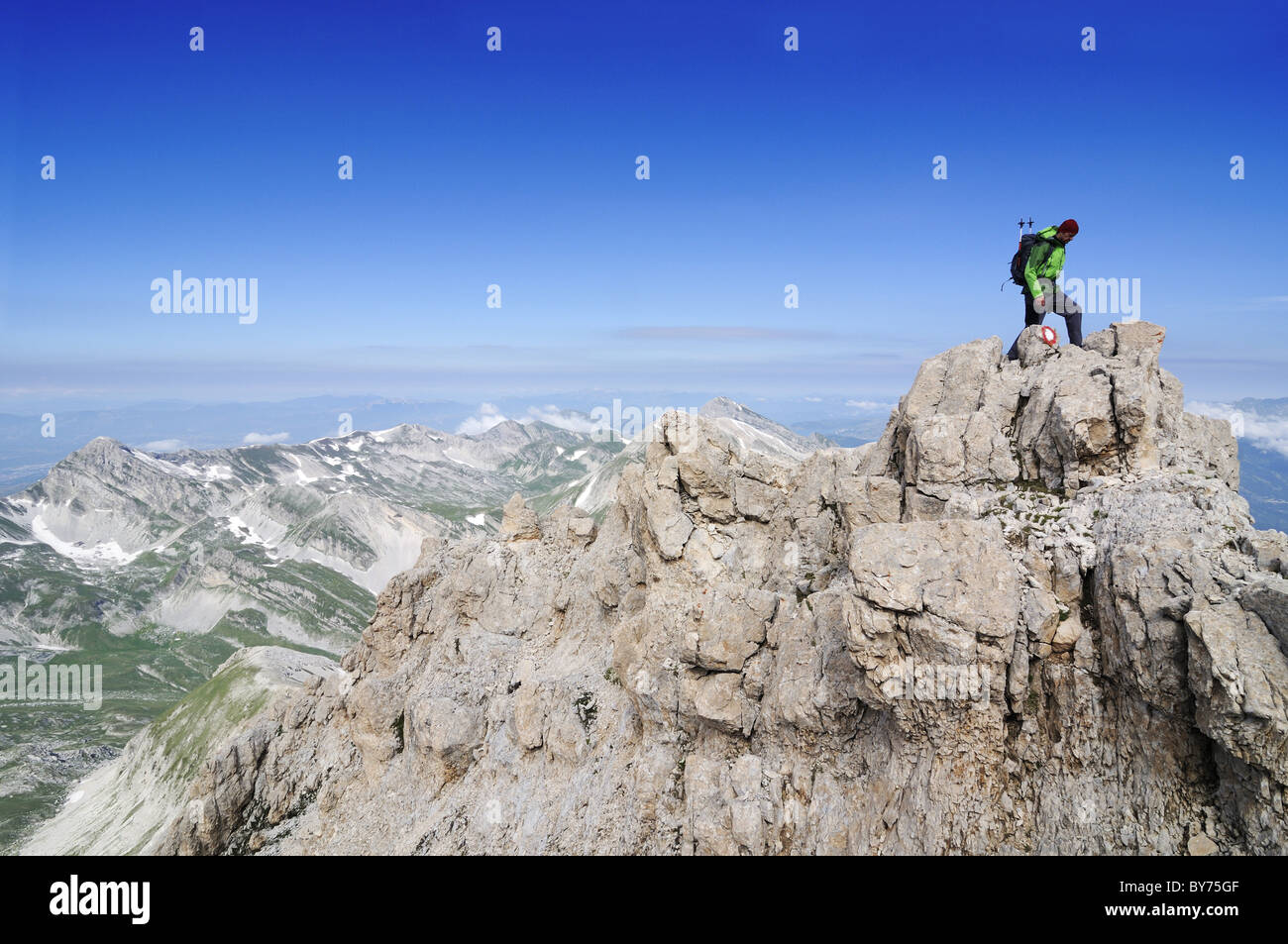 Au sommet de l'alpiniste de Corno Grande, Parc National Gran Sasso, Abruzzes, Italie, Europe Banque D'Images