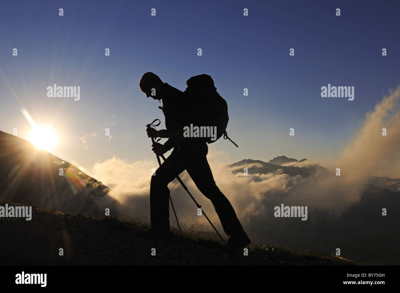 Randonneur à Corno Grande au lever du soleil, Campo Imperatore, Parc National Gran Sasso, Abruzzes, Italie, Europe Banque D'Images