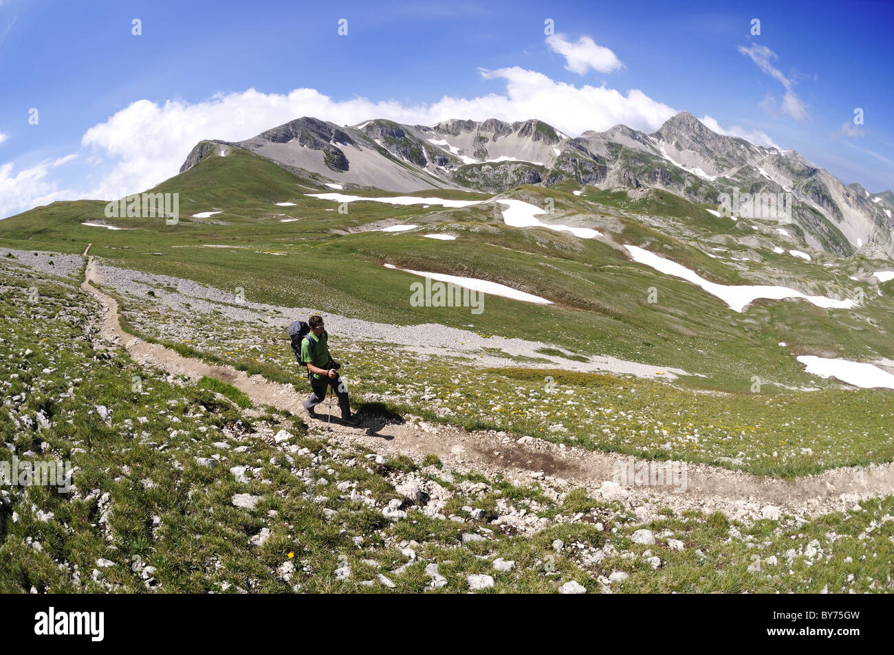 Randonneur à Carno Grande, Campo Imperatore, Parc National Gran Sasso, Abruzzes, Italie, Europe Banque D'Images
