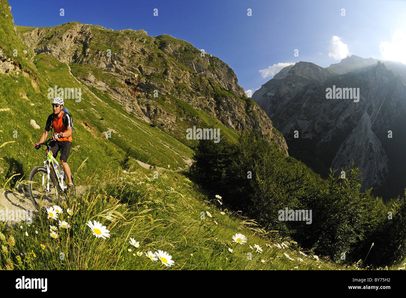 Vélo de montagne au sommet du Corno Grande, Parc National Gran Sasso, Abruzzes, Italie, Europe Banque D'Images