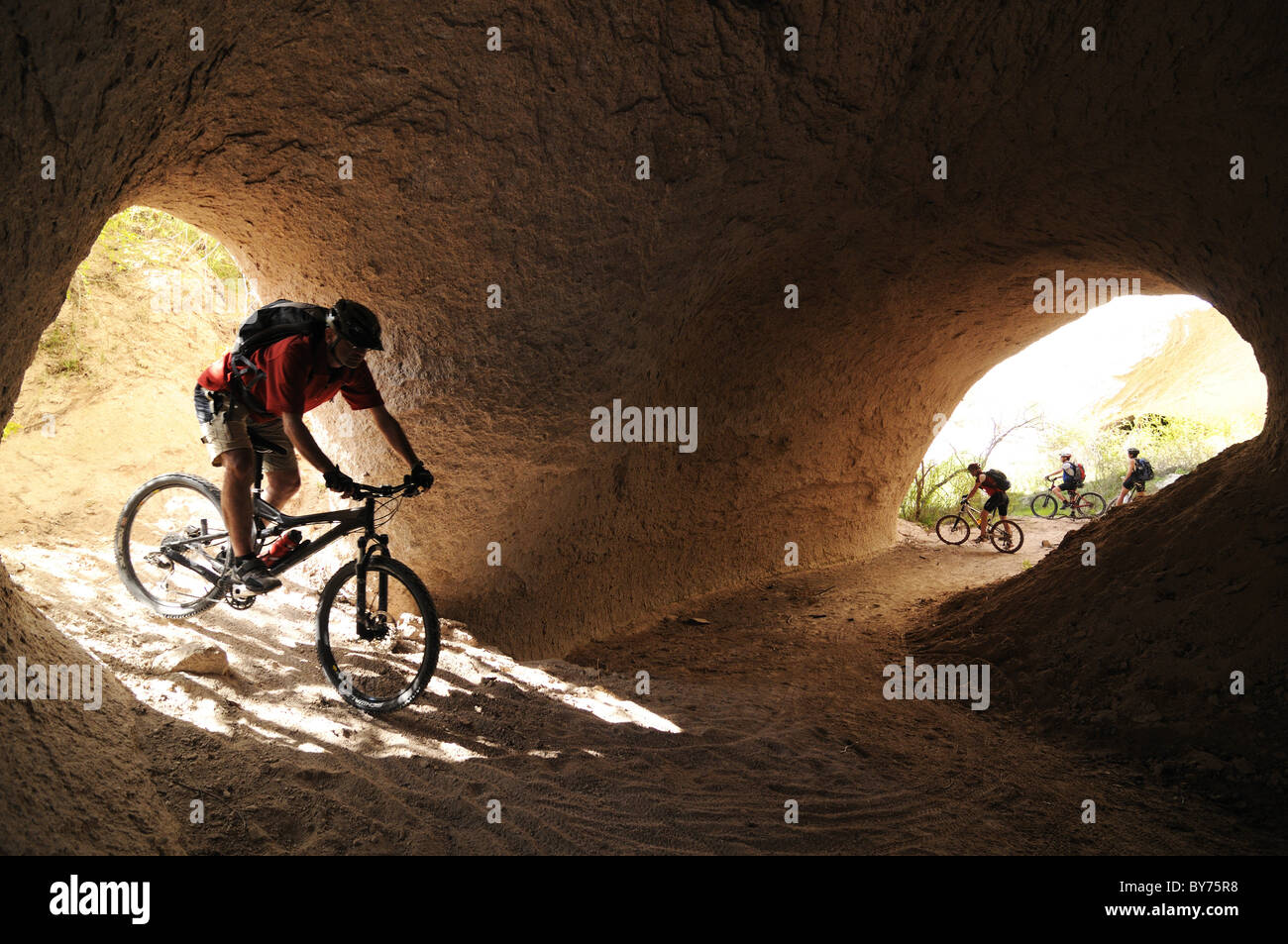 Dans les Mountainbiker tonnel d'une rivière, Uchisar, Goereme, Cappadoce, Turquie Banque D'Images