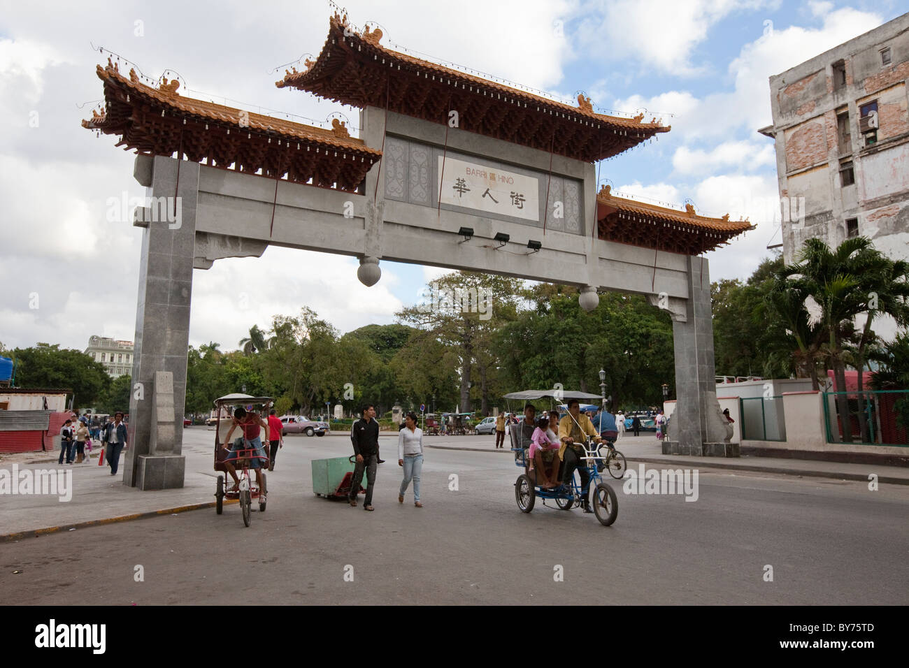 Cuba, La Havane. Marquage de la porte de sortie de la ville. Don de la République populaire de Chine. Banque D'Images