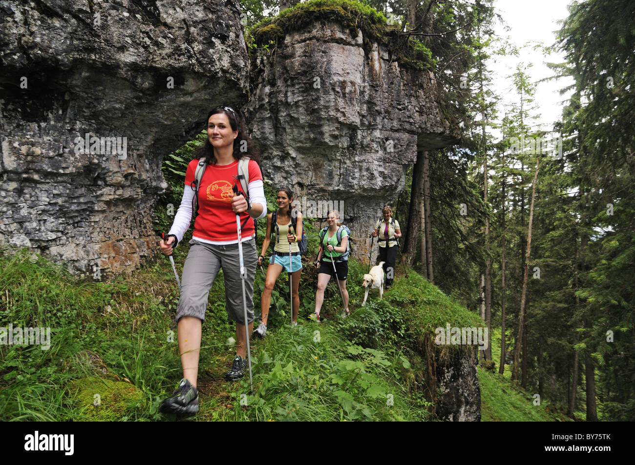 Un groupe de femmes randonnée, Reit im Winkl, Chiemgau, Haute-Bavière, Bavaria, Germany, Europe Banque D'Images