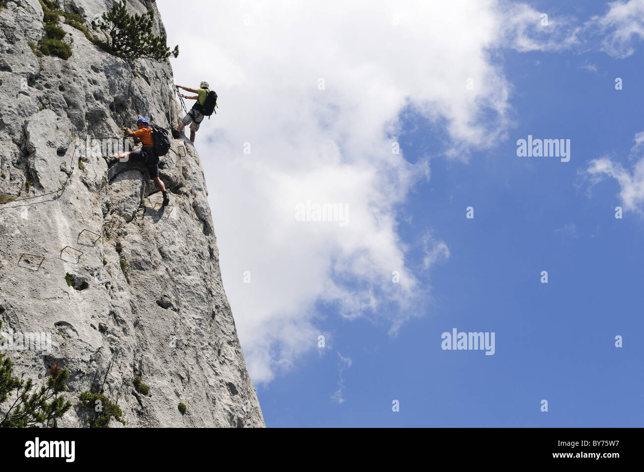 Voir à couple dans la roche, Schuasta Gamssteig Gangl, route de corde fixe, Steinplatte, Reit im Winkl, Chiemgau, Haute-Bavière, Ba Banque D'Images