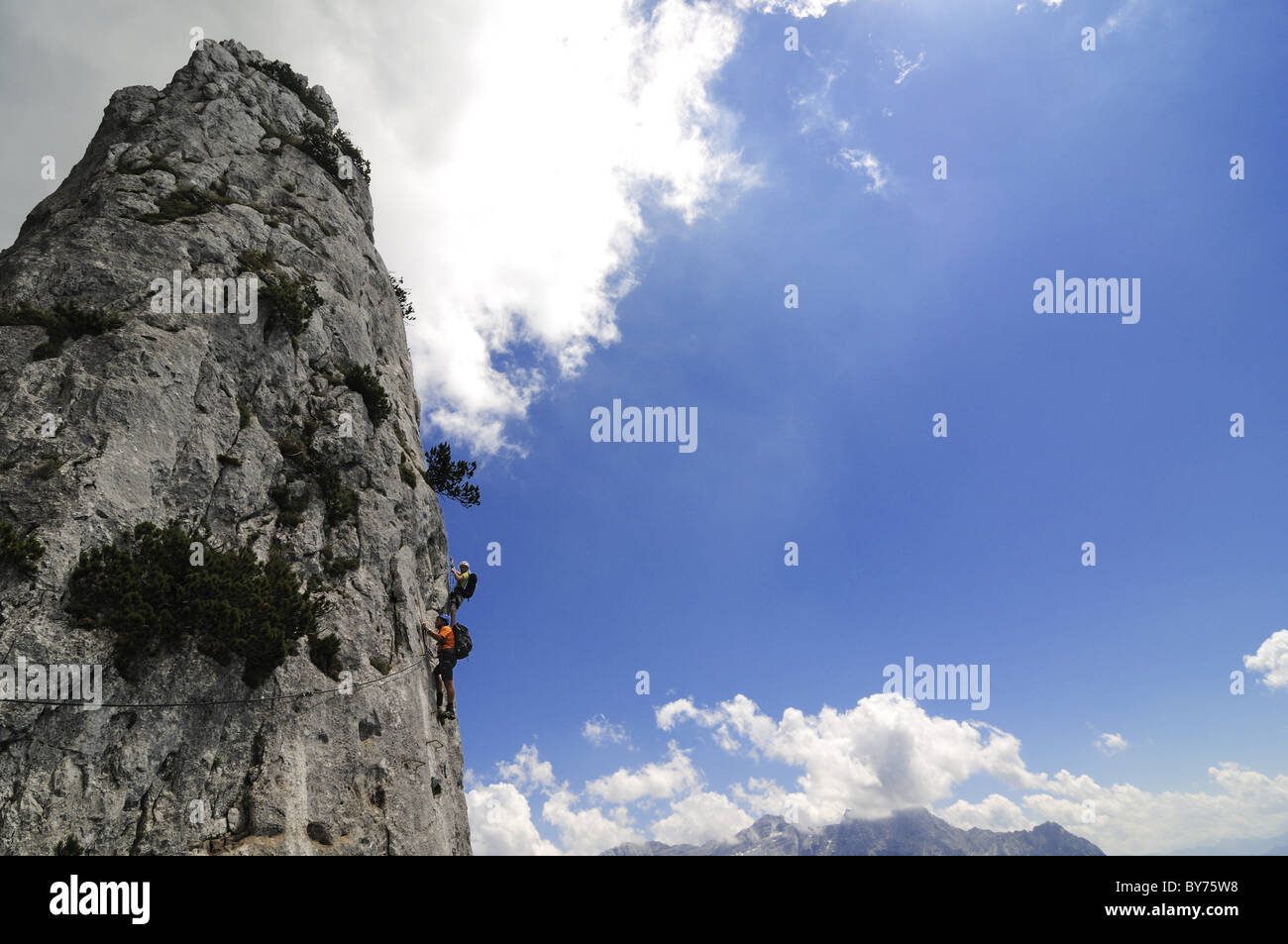 Voir à couple dans la roche, Schuasta Gamssteig Gangl, route de corde fixe, Steinplatte, Reit im Winkl, Chiemgau, Haute-Bavière, Ba Banque D'Images