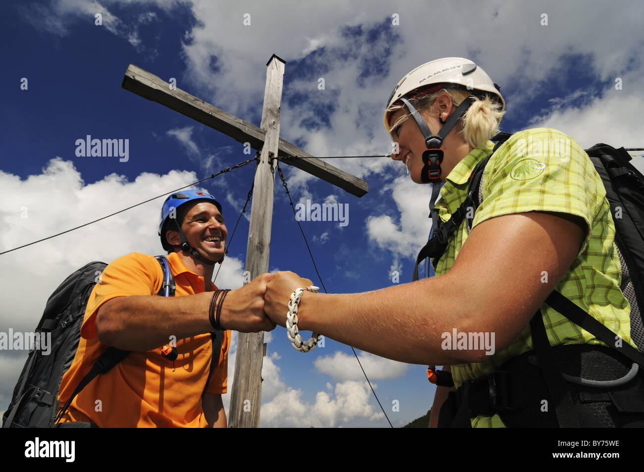 Le couple de sommet, Gamssteig Steinplatte Route de corde fixe, Steinplatte, Reit im Winkl, Chiemgau, Upper Bavaria, Bavaria, Germa Banque D'Images