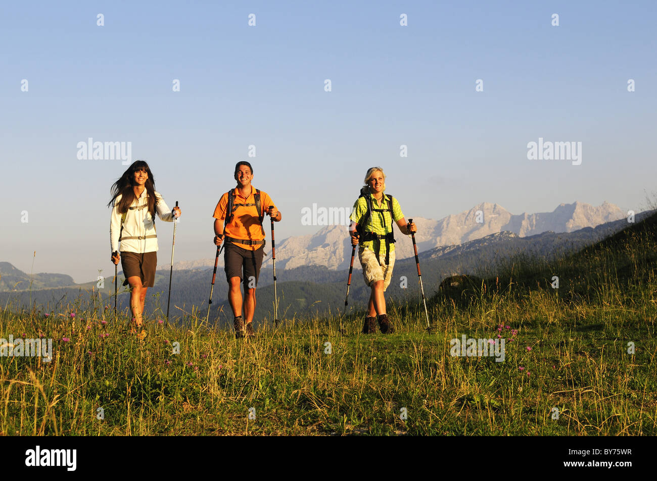 Randonneurs à Winklmoos Alp, Reit im Winkl, Chiemgau, Haute-Bavière, Bavaria, Germany, Europe Banque D'Images