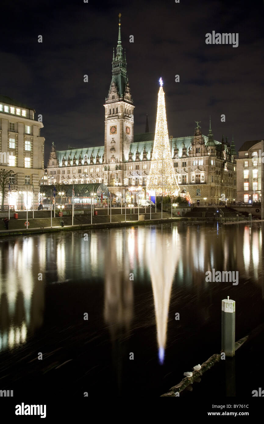 Vue sur Alster à l'hôtel de ville au moment de Noël, Hambourg, Allemagne Banque D'Images