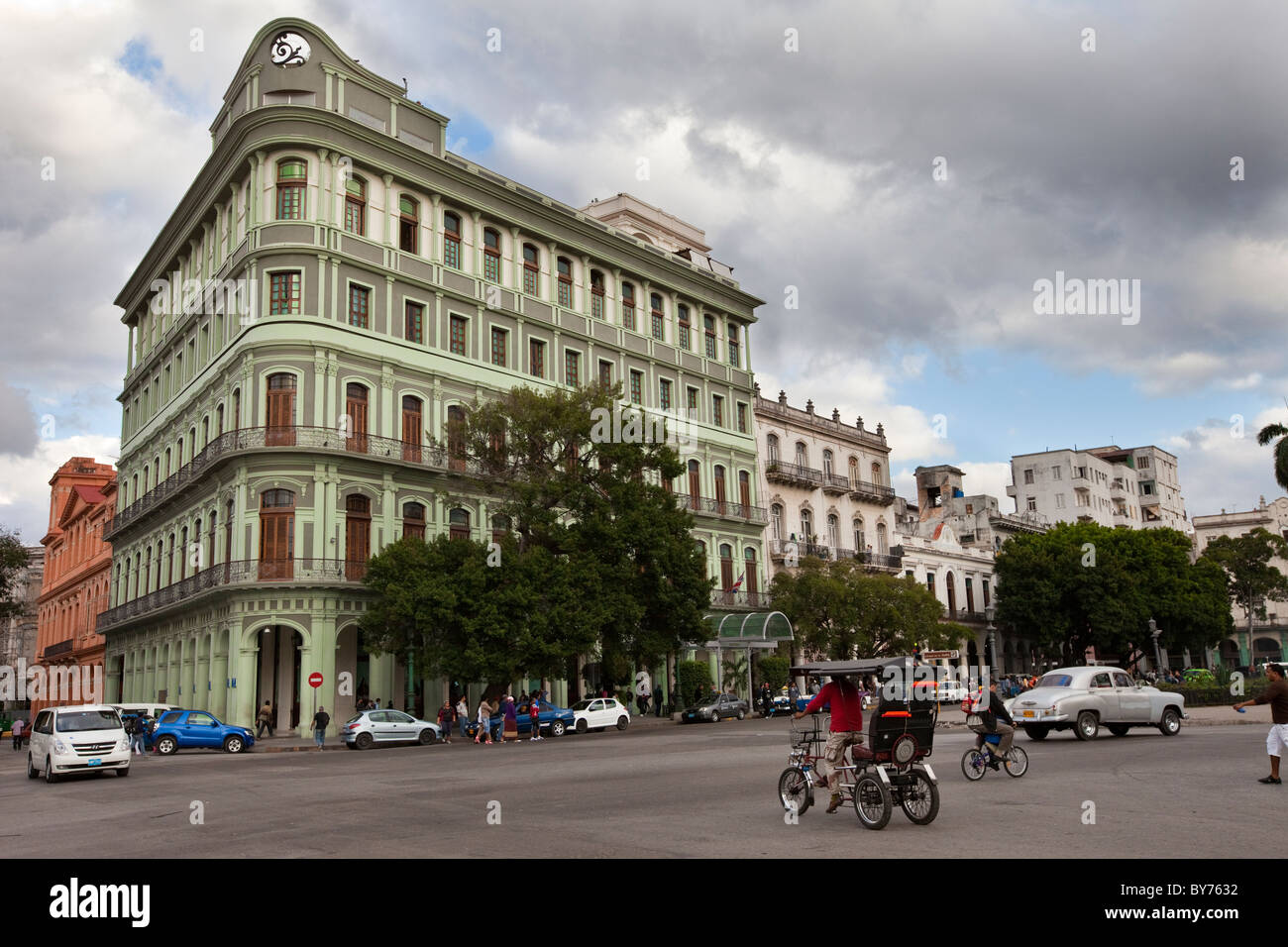 Cuba, La Havane. Intersection de l'Avenida Dragones et Paseo de Marti, en face du Capitole. Banque D'Images