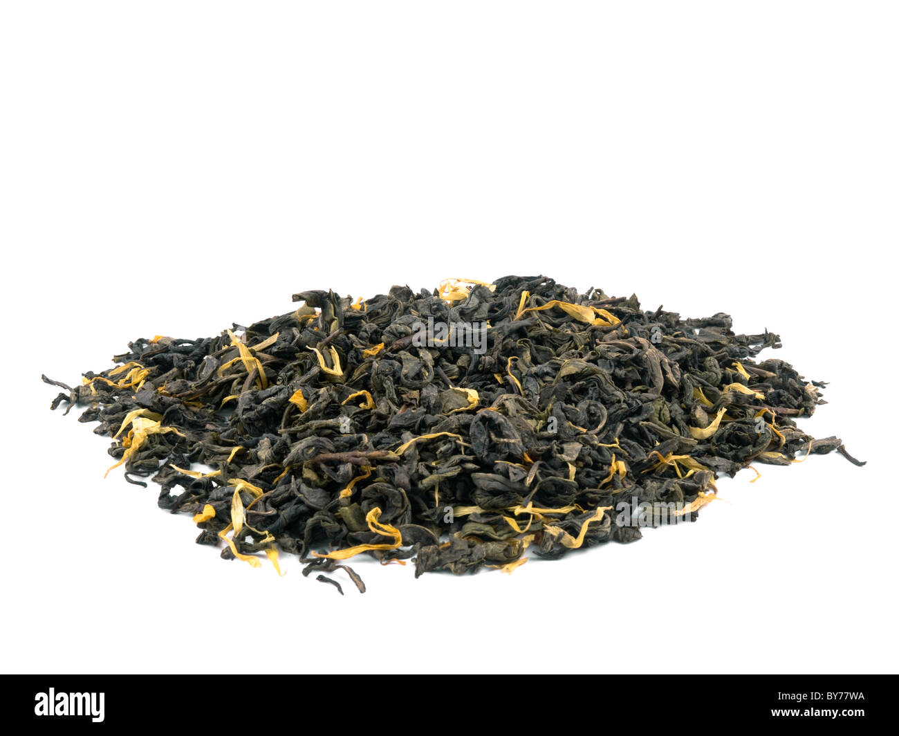Feuilles de thé vert aromatiques pétales de souci avec sur fond blanc Banque D'Images