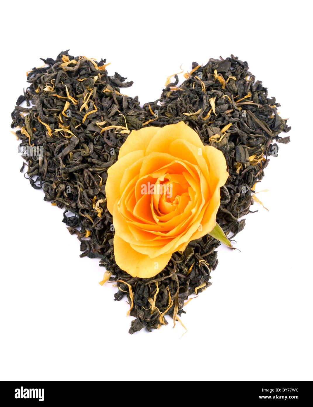 Feuilles de thé vert aromatiques pétales de souci avec formé le cœur sur fond blanc Banque D'Images