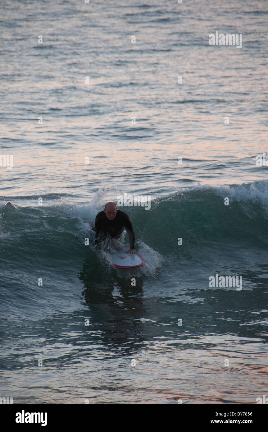 Surf à St Brelades Bay, Jersey, Channel Islands Banque D'Images
