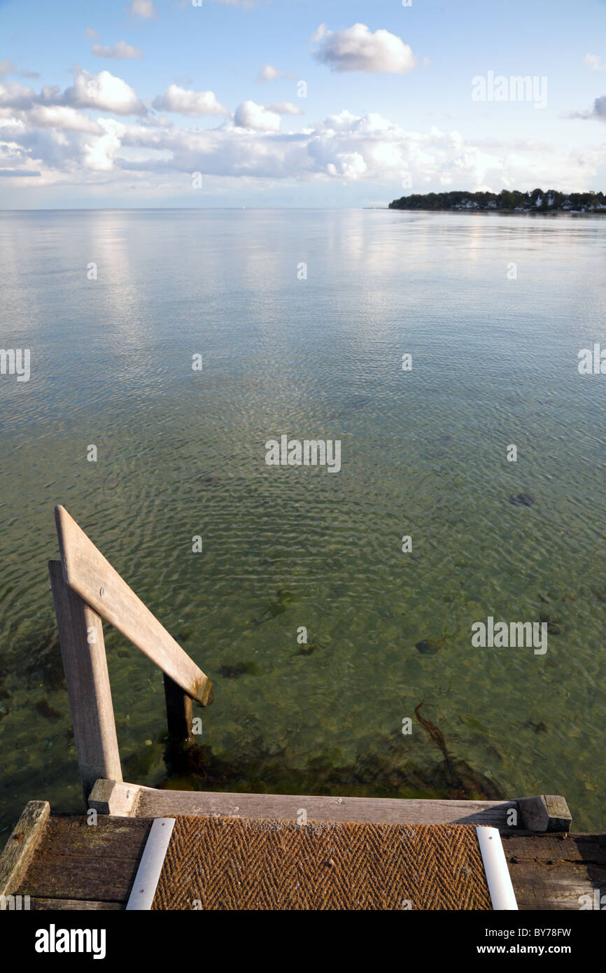 Jetée de baignade au son près de Copenhague l'un des derniers après-midi au début de l'automne la peine de prendre un bain Banque D'Images