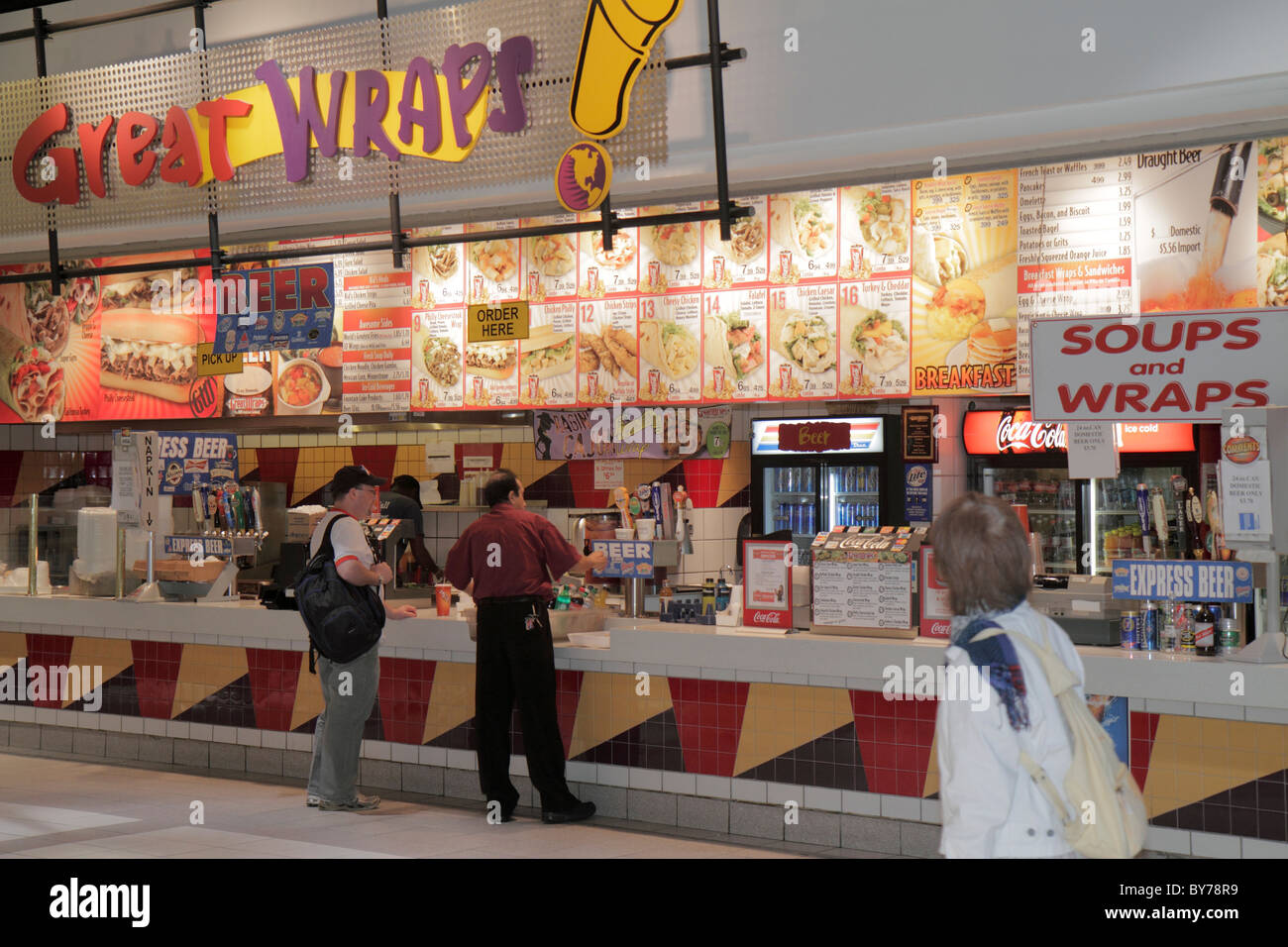 Atlanta Georgia, CNN Center, atrium, magasins, aire de restauration plaza, super wraps, restauration rapide, menu sandwich, soupes, homme hommes, client, comptoir, caissier, commande, GA1 Banque D'Images