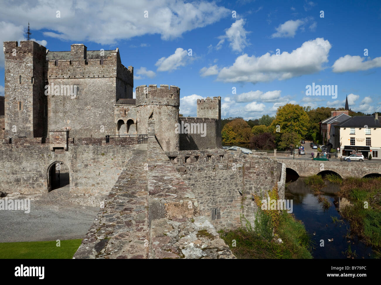 Le Donjon, murs du château et douves, Caher avant château construit par la famille Butler en 1142, Caher, comté de Tipperary, Irlande Banque D'Images