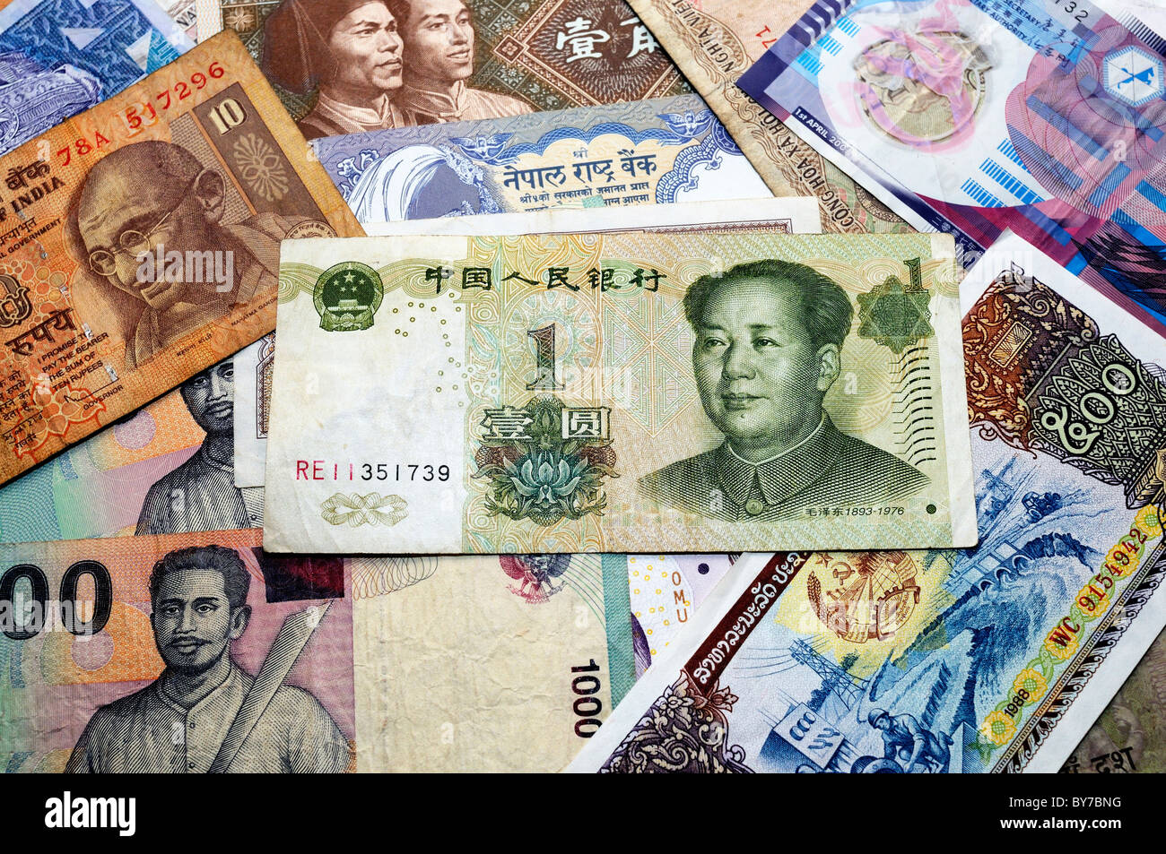 Diverses monnaies asiatiques avec le yuan chinois sur le dessus. Banque D'Images