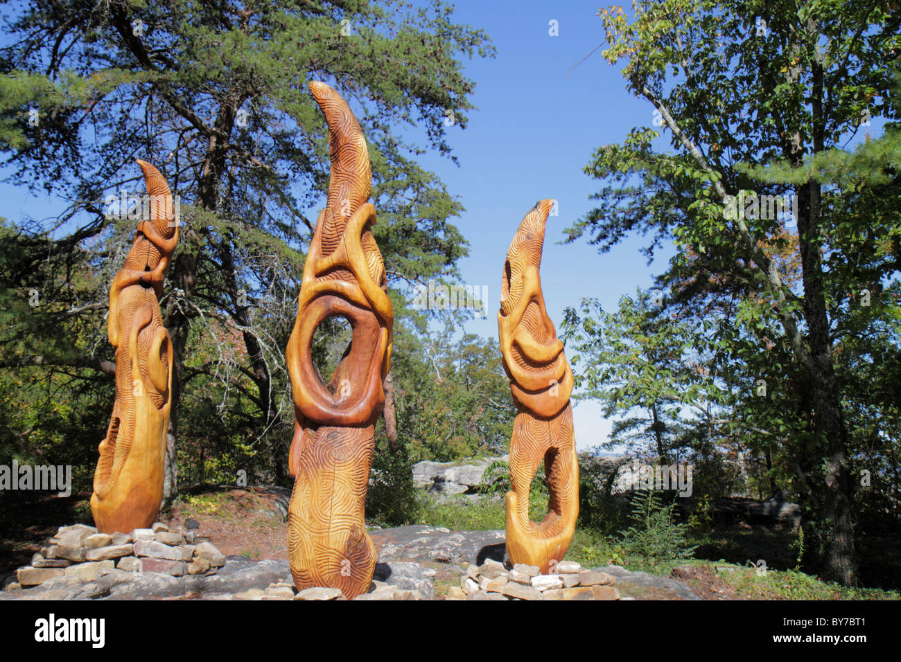Sculpture en bois jardin Banque de photographies et d'images à haute  résolution - Alamy