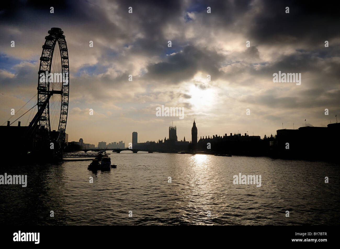 Tamise avec les Chambres du Parlement en silhouette ,Londres Banque D'Images