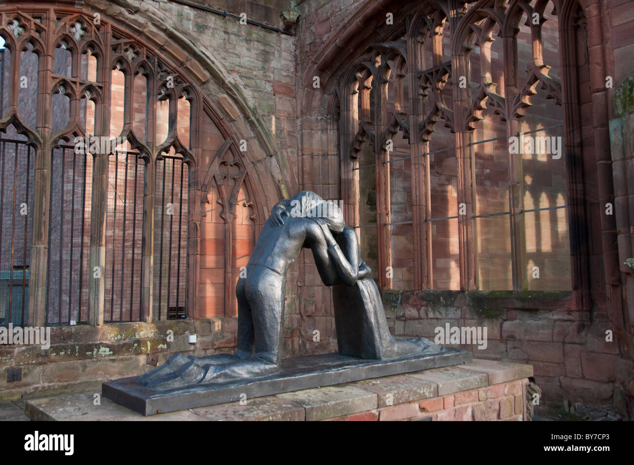 La statue de la réconciliation par Josefina de Vasconcellos dans les ruines de la cathédrale de Coventry, West Midlands, Royaume-Uni Banque D'Images