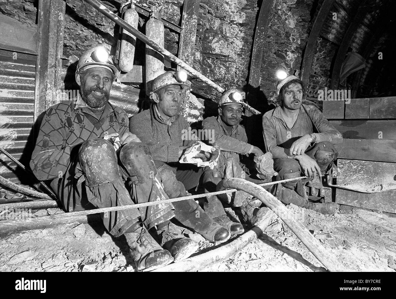 Les mineurs de charbon mangent leur déjeuner sous terre à la mine de charbon Granville Telford Shropshire England UK 1970s Miners Britain PHOTO DE DAVID BAGNALL Coalminers uk Coalminer Banque D'Images